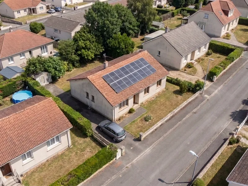 Maison à Chinon avec panneaux solaires installés, vue générée par IA